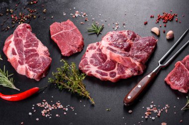 Baharatlı ve otlu lezzetli biftek yapmak için taze çiğ et. Izgara et için hazırlık