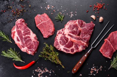 Baharatlı ve otlu lezzetli biftek yapmak için taze çiğ et. Izgara et için hazırlık