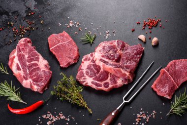 Baharatlı ve otlu lezzetli biftek yapmak için taze çiğ et. Izgara et için hazırlık