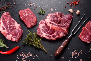 Baharatlı ve otlu lezzetli biftek yapmak için taze çiğ et. Izgara et için hazırlık