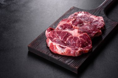 Baharatlı ve otlu lezzetli biftek yapmak için taze çiğ et. Izgara et için hazırlık