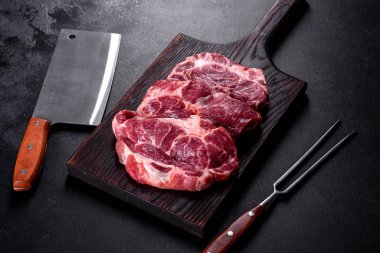 Baharatlı ve otlu lezzetli biftek yapmak için taze çiğ et. Izgara et için hazırlık