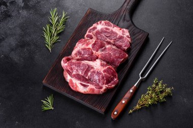 Baharatlı ve otlu lezzetli biftek yapmak için taze çiğ et. Izgara et için hazırlık