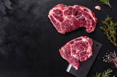 Baharatlı ve otlu lezzetli biftek yapmak için taze çiğ et. Izgara et için hazırlık