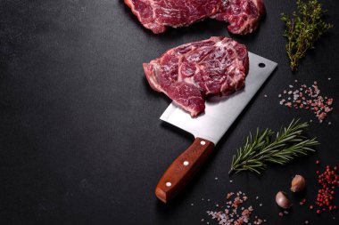 Baharatlı ve otlu lezzetli biftek yapmak için taze çiğ et. Izgara et için hazırlık