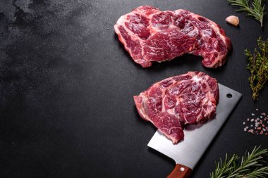 Baharatlı ve otlu lezzetli biftek yapmak için taze çiğ et. Izgara et için hazırlık