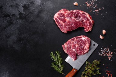 Baharatlı ve otlu lezzetli biftek yapmak için taze çiğ et. Izgara et için hazırlık
