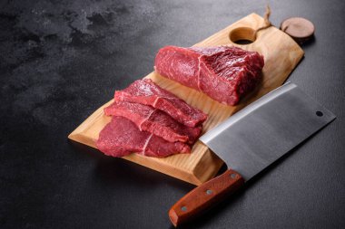 Baharatlı ve otlu lezzetli biftek yapmak için taze çiğ et. Izgara et için hazırlık