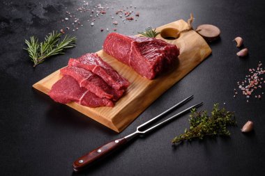 Baharatlı ve otlu lezzetli biftek yapmak için taze çiğ et. Izgara et için hazırlık