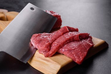 Baharatlı ve otlu lezzetli biftek yapmak için taze çiğ et. Izgara et için hazırlık