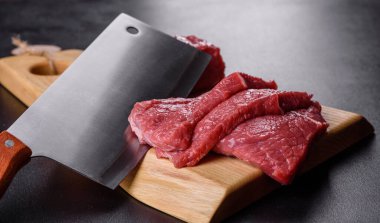 Baharatlı ve otlu lezzetli biftek yapmak için taze çiğ et. Izgara et için hazırlık