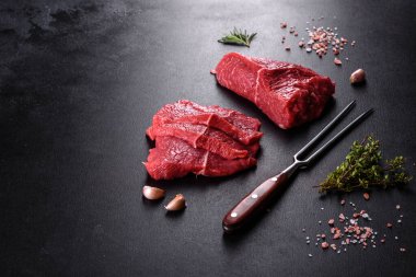 Baharatlı ve otlu lezzetli biftek yapmak için taze çiğ et. Izgara et için hazırlık