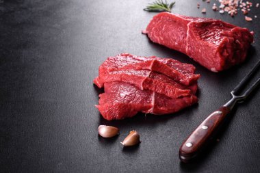 Baharatlı ve otlu lezzetli biftek yapmak için taze çiğ et. Izgara et için hazırlık