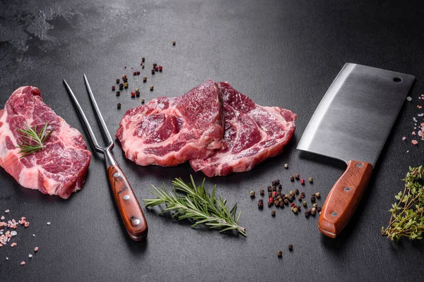 Baharatlı ve otlu lezzetli biftek yapmak için taze çiğ et. Izgara et için hazırlık