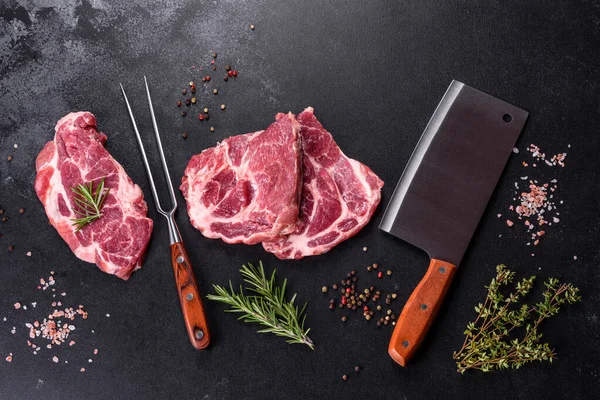 Baharatlı ve otlu lezzetli biftek yapmak için taze çiğ et. Izgara et için hazırlık