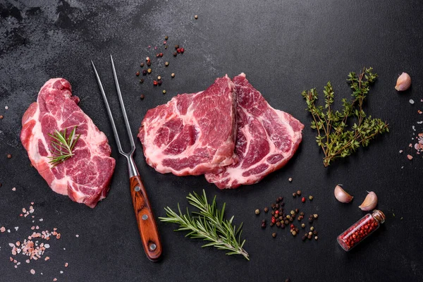 Baharatlı ve otlu lezzetli biftek yapmak için taze çiğ et. Izgara et için hazırlık
