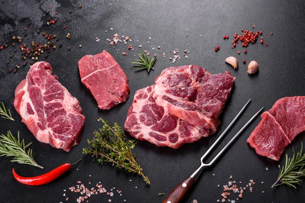 Baharatlı ve otlu lezzetli biftek yapmak için taze çiğ et. Izgara et için hazırlık