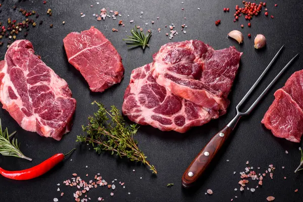 Baharatlı ve otlu lezzetli biftek yapmak için taze çiğ et. Izgara et için hazırlık