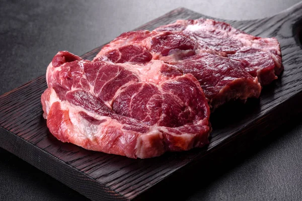 Baharatlı ve otlu lezzetli biftek yapmak için taze çiğ et. Izgara et için hazırlık