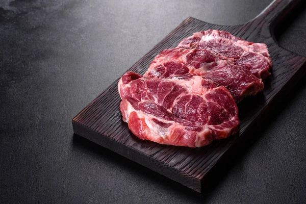 Baharatlı ve otlu lezzetli biftek yapmak için taze çiğ et. Izgara et için hazırlık