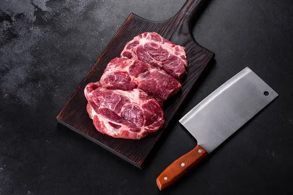 Baharatlı ve otlu lezzetli biftek yapmak için taze çiğ et. Izgara et için hazırlık