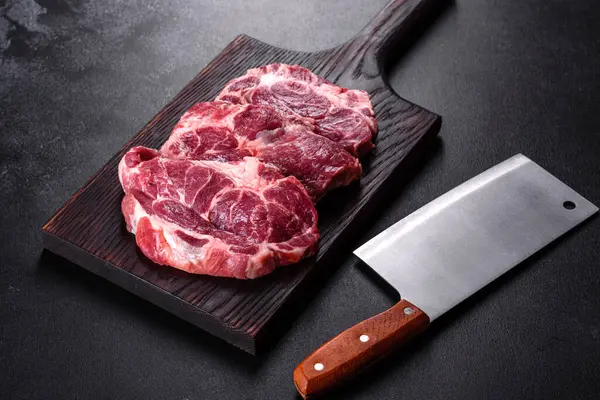 Baharatlı ve otlu lezzetli biftek yapmak için taze çiğ et. Izgara et için hazırlık