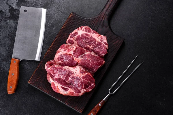 Baharatlı ve otlu lezzetli biftek yapmak için taze çiğ et. Izgara et için hazırlık
