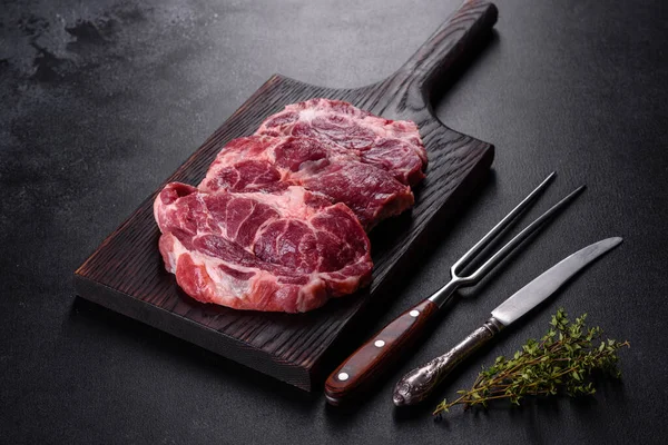 Baharatlı ve otlu lezzetli biftek yapmak için taze çiğ et. Izgara et için hazırlık