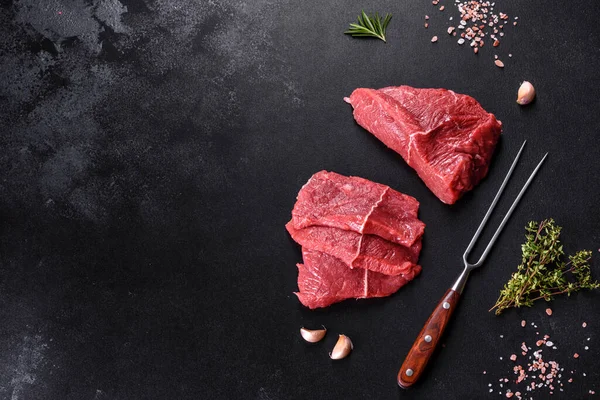 Baharatlı ve otlu lezzetli biftek yapmak için taze çiğ et. Izgara et için hazırlık
