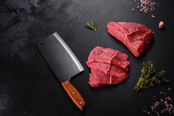 Baharatlı ve otlu lezzetli biftek yapmak için taze çiğ et. Izgara et için hazırlık