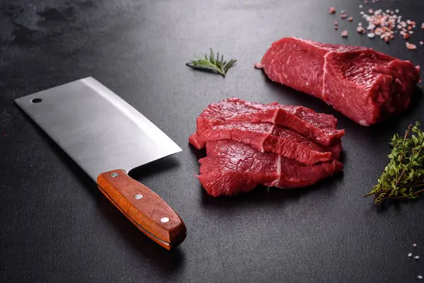 Baharatlı ve otlu lezzetli biftek yapmak için taze çiğ et. Izgara et için hazırlık