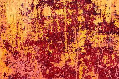 Çatlakları ve çizikleri olan metal bir duvarın dokusu arka plan olarak kullanılabilir.