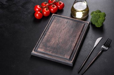 Koyu beton arka planda Akdeniz yemeği yapmak için İtalyan mutfak malzemeleri.