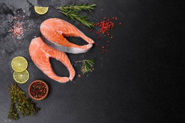 Izgara pişirme için baharatlı ve otlu taze çiğ somon bifteği. Sağlıklı deniz ürünleri