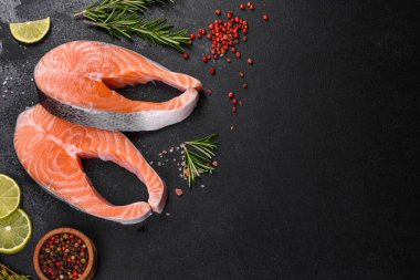 Izgara pişirme için baharatlı ve otlu taze çiğ somon bifteği. Sağlıklı deniz ürünleri