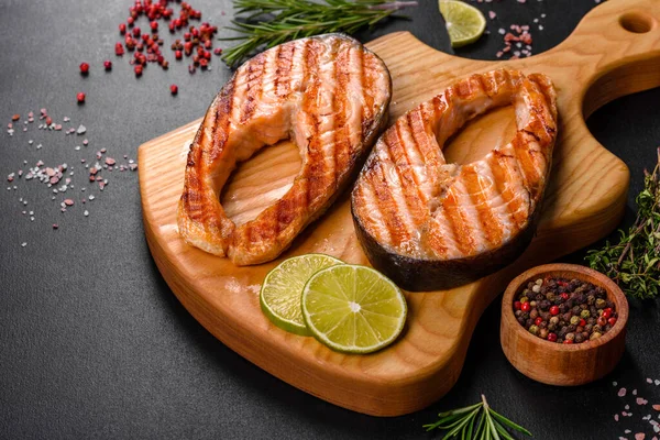 Taze pişirilmiş lezzetli somon bifteği, baharatlar ve ızgarada pişirilmiş otlar. Sağlıklı deniz ürünleri