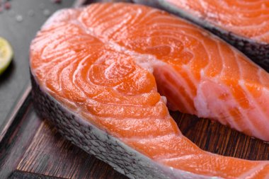 Izgara pişirme için baharatlı ve otlu taze çiğ somon bifteği. Sağlıklı deniz ürünleri