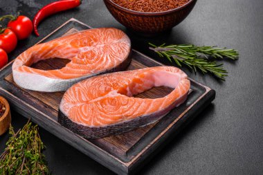 Izgara pişirme için baharatlı ve otlu taze çiğ somon bifteği. Sağlıklı deniz ürünleri