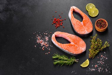 Izgara pişirme için baharatlı ve otlu taze çiğ somon bifteği. Sağlıklı deniz ürünleri