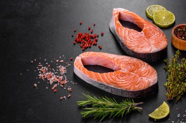 Izgara pişirme için baharatlı ve otlu taze çiğ somon bifteği. Sağlıklı deniz ürünleri