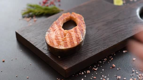 新鲜煮熟的美味鲑鱼牛排 配上香料和香草 放在烤架上烘烤 健康海鲜食品 — 图库视频影像