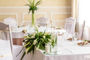 Düğün bayramının güzel süslemeleri, çiçeklerle süslenmiş yeşillikler. Evlilik töreni için hazırlıklar.