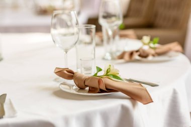 Düğün bayramının güzel süslemeleri, çiçeklerle süslenmiş yeşillikler. Evlilik töreni için hazırlıklar.