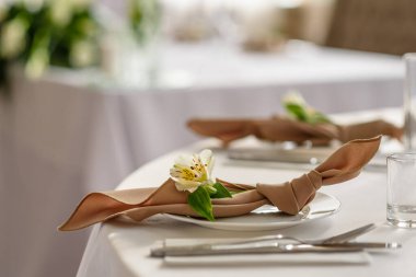 Düğün bayramının güzel süslemeleri, çiçeklerle süslenmiş yeşillikler. Evlilik töreni için hazırlıklar.