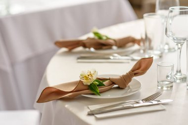 Düğün bayramının güzel süslemeleri, çiçeklerle süslenmiş yeşillikler. Evlilik töreni için hazırlıklar.