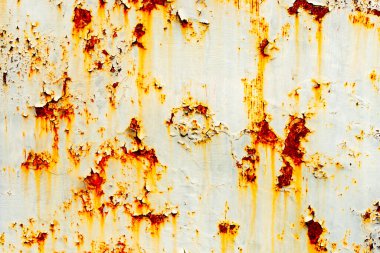 Çatlakları ve çizikleri olan metal bir duvarın dokusu arka plan olarak kullanılabilir.