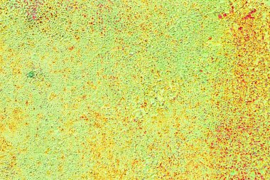 Çatlakları ve çizikleri olan metal bir duvarın dokusu arka plan olarak kullanılabilir.