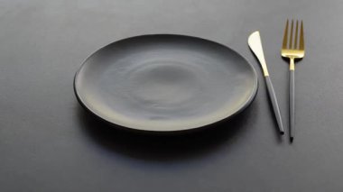 Gri arka planda gölgeli çatal bıçak seti. Masa servisi. Akşam Yemeği Hazırlanıyor