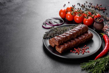 Baharat ve otlarla ızgara yapılmış taze kebap. Izgara et yemeği.