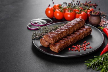 Baharat ve otlarla ızgara yapılmış taze kebap. Izgara et yemeği.